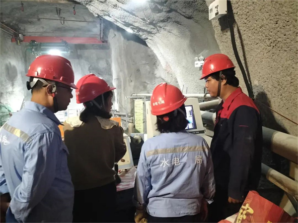 直擊安裝現(xiàn)場(chǎng)｜泰斯特精工精匠，筑起水電系統(tǒng)生產(chǎn)安全堡壘！